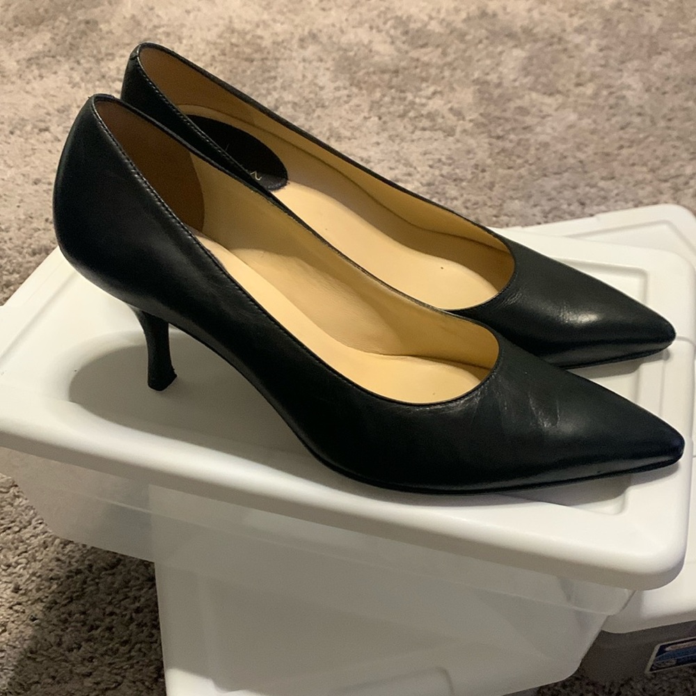 Black pumps
